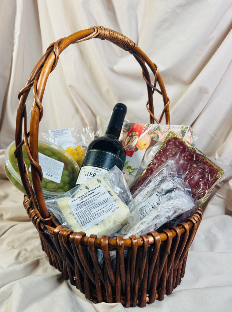  Корзинка деликатесов к вину