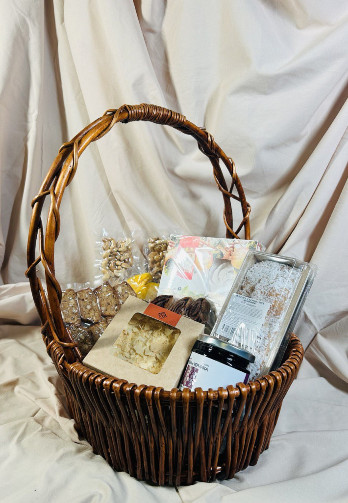  Подарочная корзинка для сладкоежки